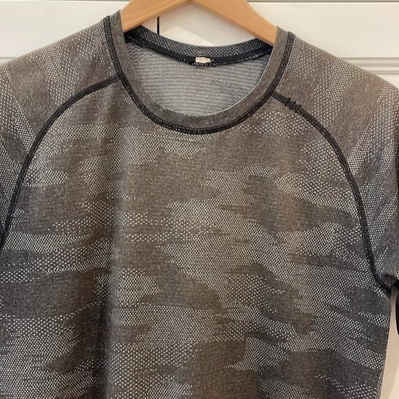Lululemon Men’s Camo Print Short Sleeve Shirt—Great!!  Excellent Condition!! M - Picture 2 of 7